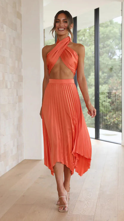 Conjunto plissado Selênia com top torcido e saia midi assimétrica laranja elegante