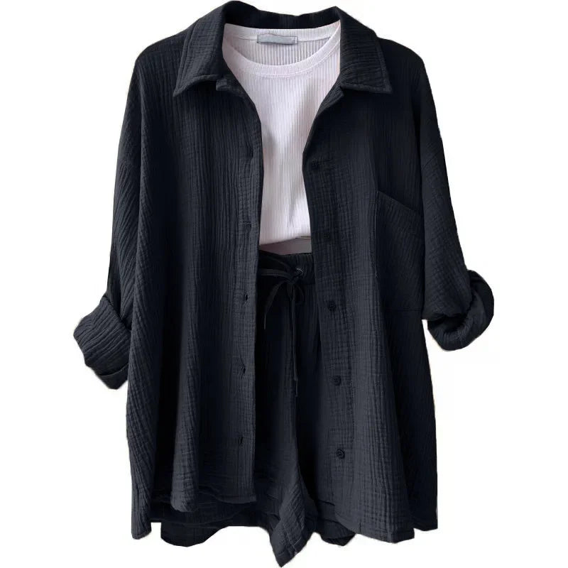Conjunto preto básico com camisa longa e shorts com elástico e cordão, estilo comfy sofisticado.

