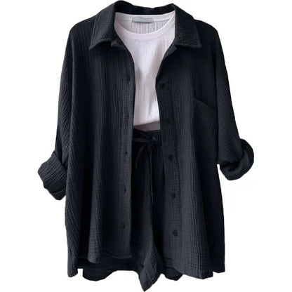 Conjunto preto básico com camisa longa e shorts com elástico e cordão, estilo comfy sofisticado.

