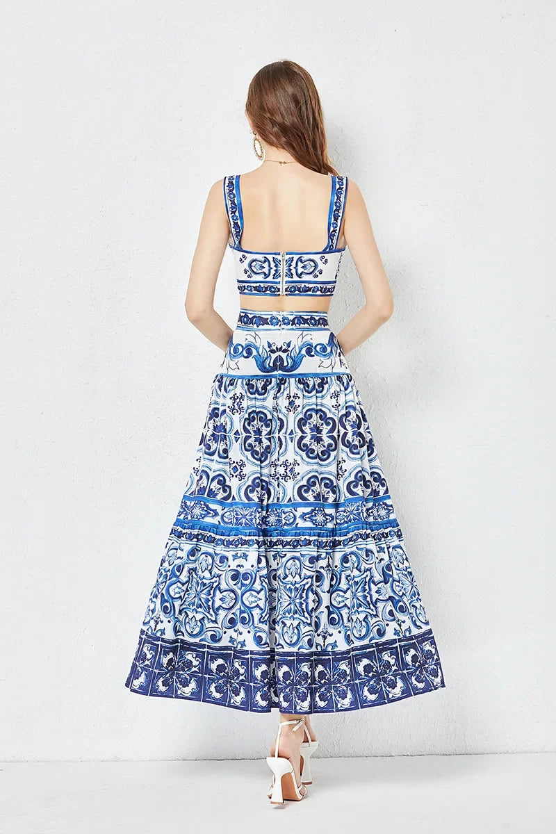 Conjunto Thaila azul estampado visto de costas com cintura marcada e saia longa fluida