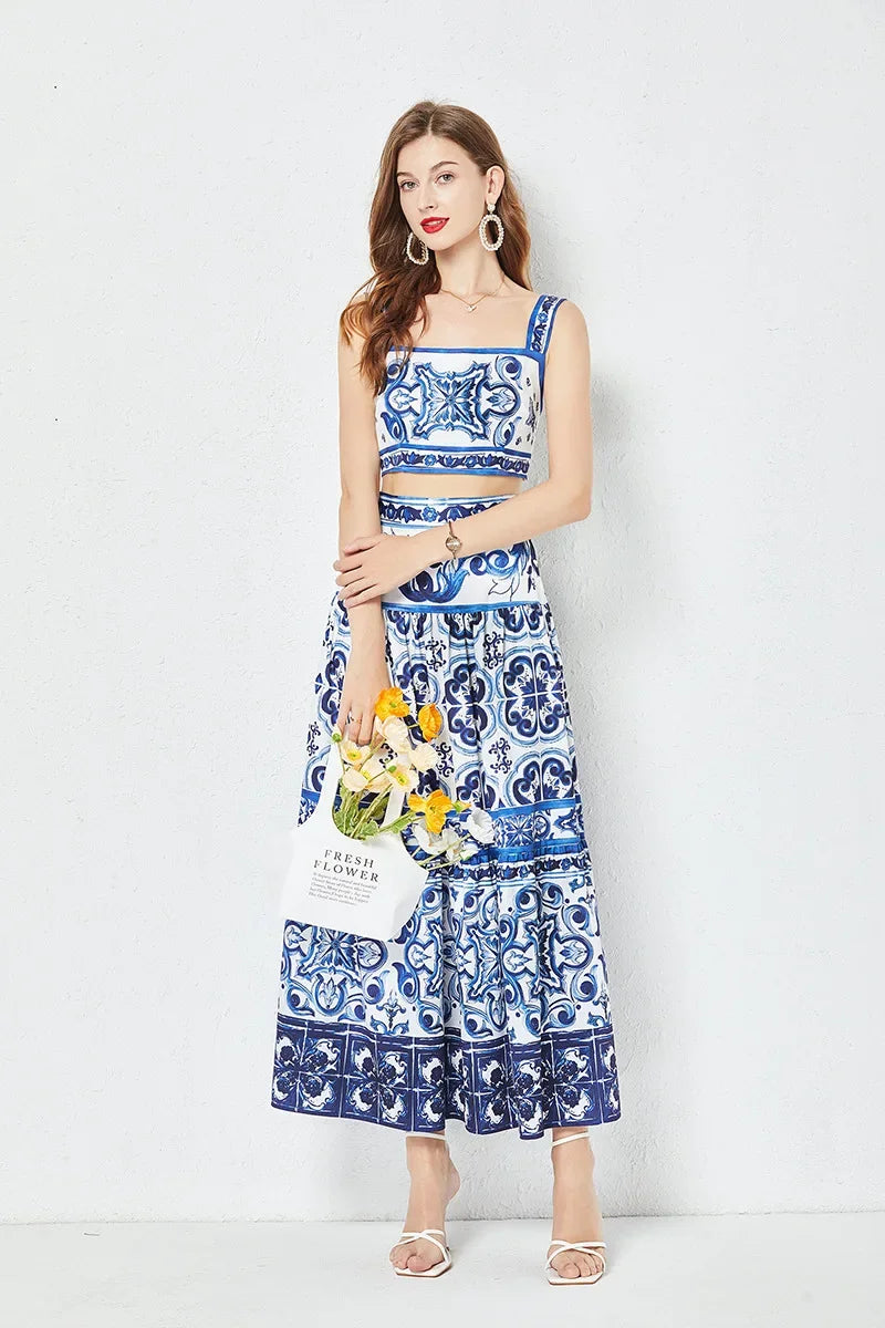 Conjunto Thaila azul estampado visto de frente com top estruturado e saia midi longa sofisticada