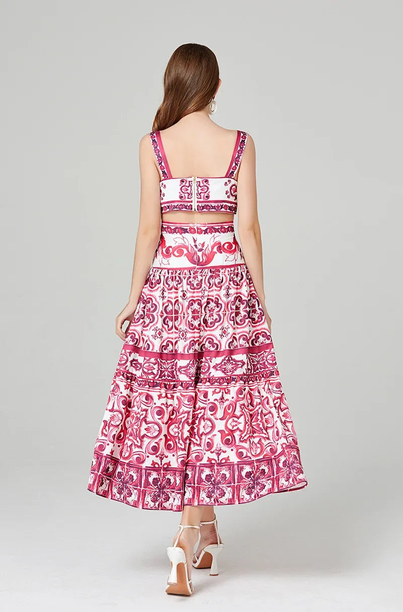 Conjunto Thaila rosa estampado visto de costas destacando o caimento da saia longa e recorte do top