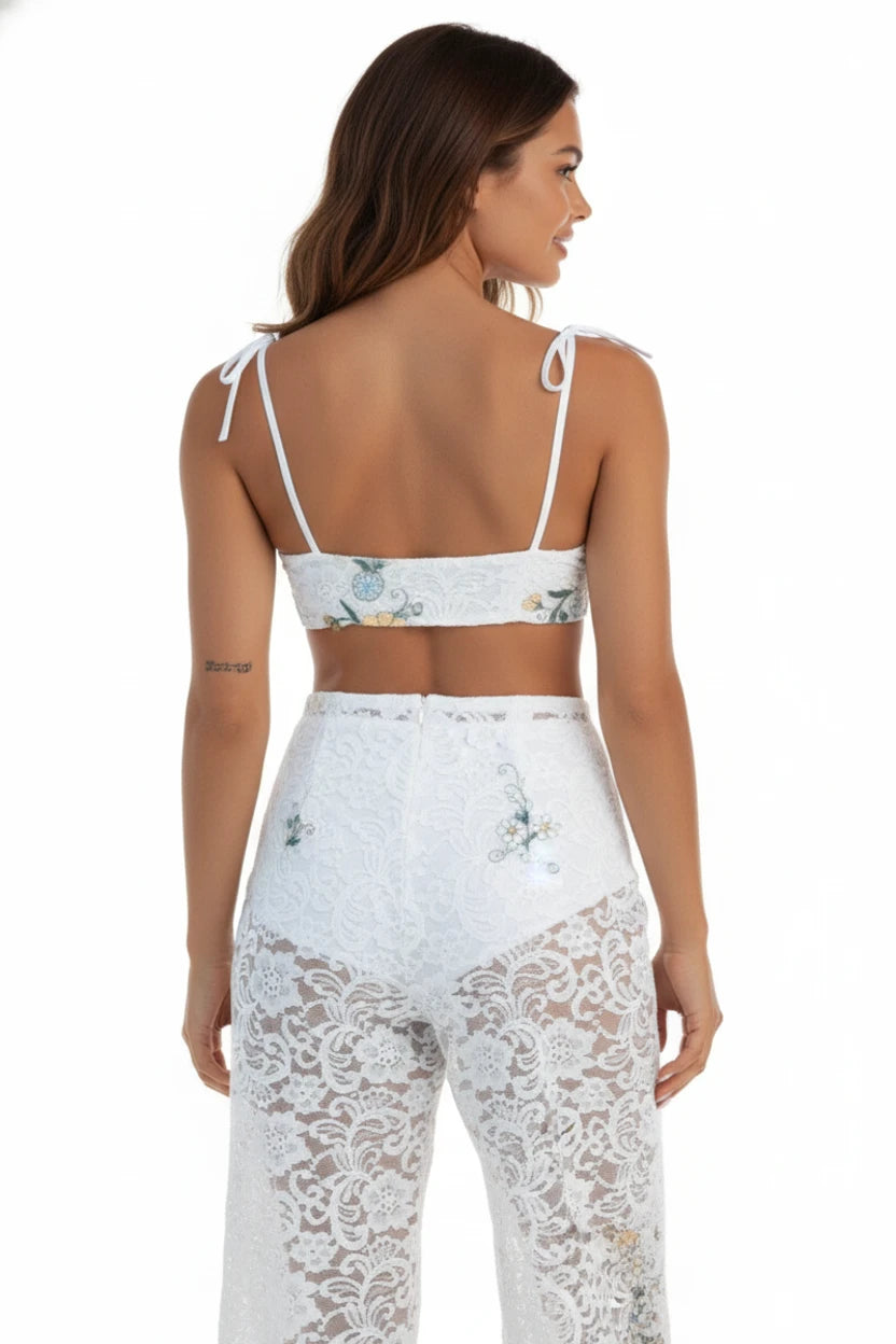 Vista traseira do Conjunto Oceano Dress Eleven, destacando o caimento da renda bordada e o acabamento premium da calça pantalona.