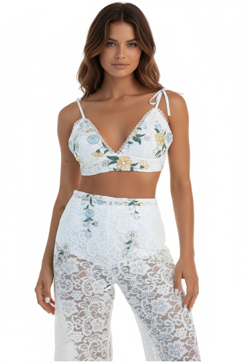 Modelo usando o Conjunto Oceano Dress Eleven com top cropped de renda bordada e calça pantalona fluida, visual completo elegante ideal para eventos e festas.