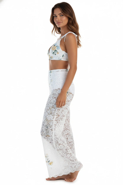 Vista lateral do Conjunto Oceano Dress Eleven, mostrando o caimento fluido da pantalona e os detalhes do bordado floral.