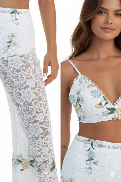 Detalhe do top cropped em renda bordada do Conjunto Oceano Dress Eleven com flores delicadas e alças finas ajustáveis.