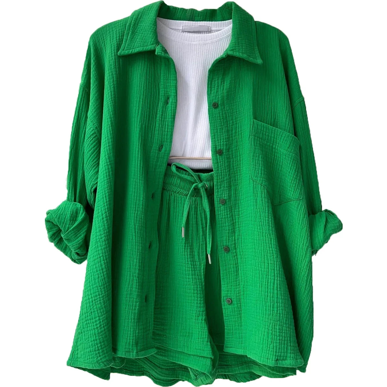 Conjunto verde bandeira vibrante com camisa ampla e shorts confortáveis, estilo moderno.

