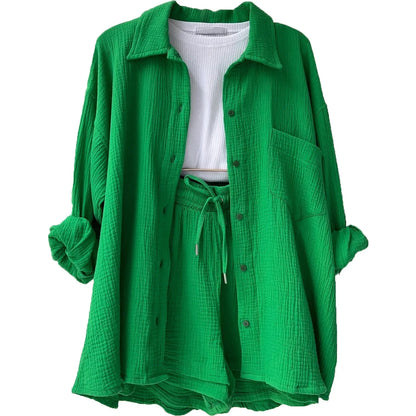 Conjunto verde bandeira vibrante com camisa ampla e shorts confortáveis, estilo moderno.

