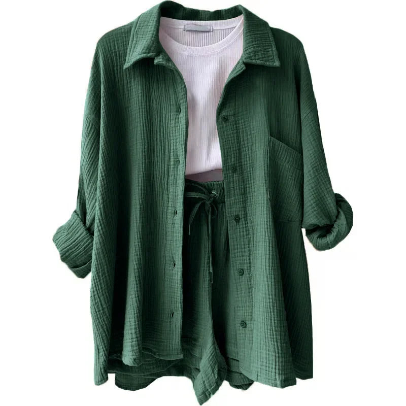 Conjunto verde escuro com textura leve, composto por camisa longa e shorts com caimento confortável, ideal para looks sofisticados.