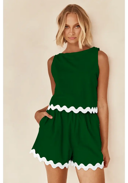 Conjunto Luana verde com acabamento ondulado branco na cintura e barra, estilo casual chic