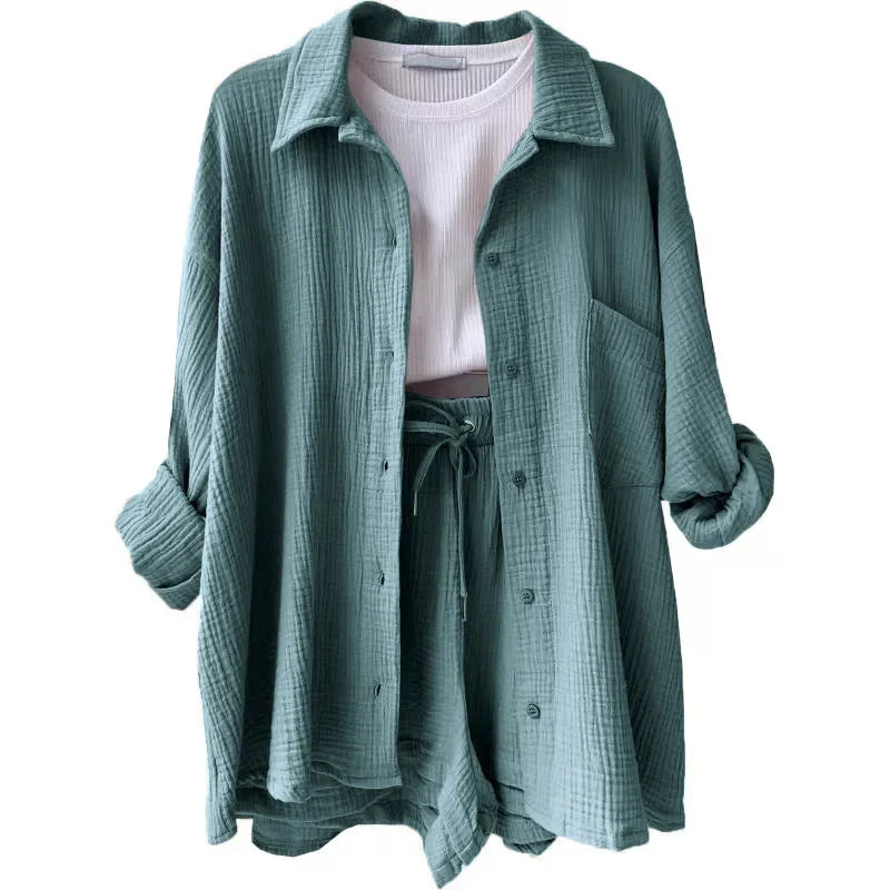 Conjunto verde pastel com tecido leve, camisa com botões e shorts com caimento confortável.