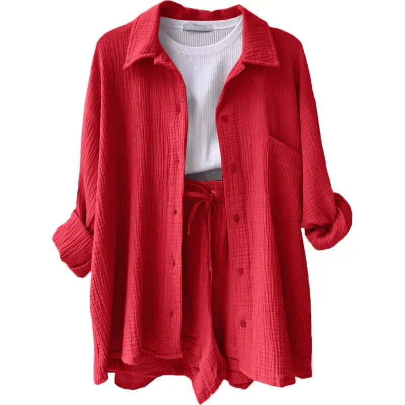 Conjunto vermelho vibrante em tecido leve com textura, ideal para composições ousadas e elegantes.