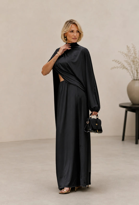 Conjunto Zaya preto da Dress Eleven, blusa um ombro e saia com fenda, vista frontal.