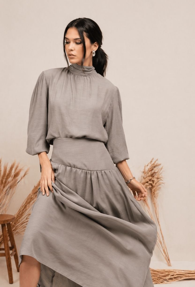 conjunto feminino com saia longa fluida em movimento e blusa gola alta look moderno elegante