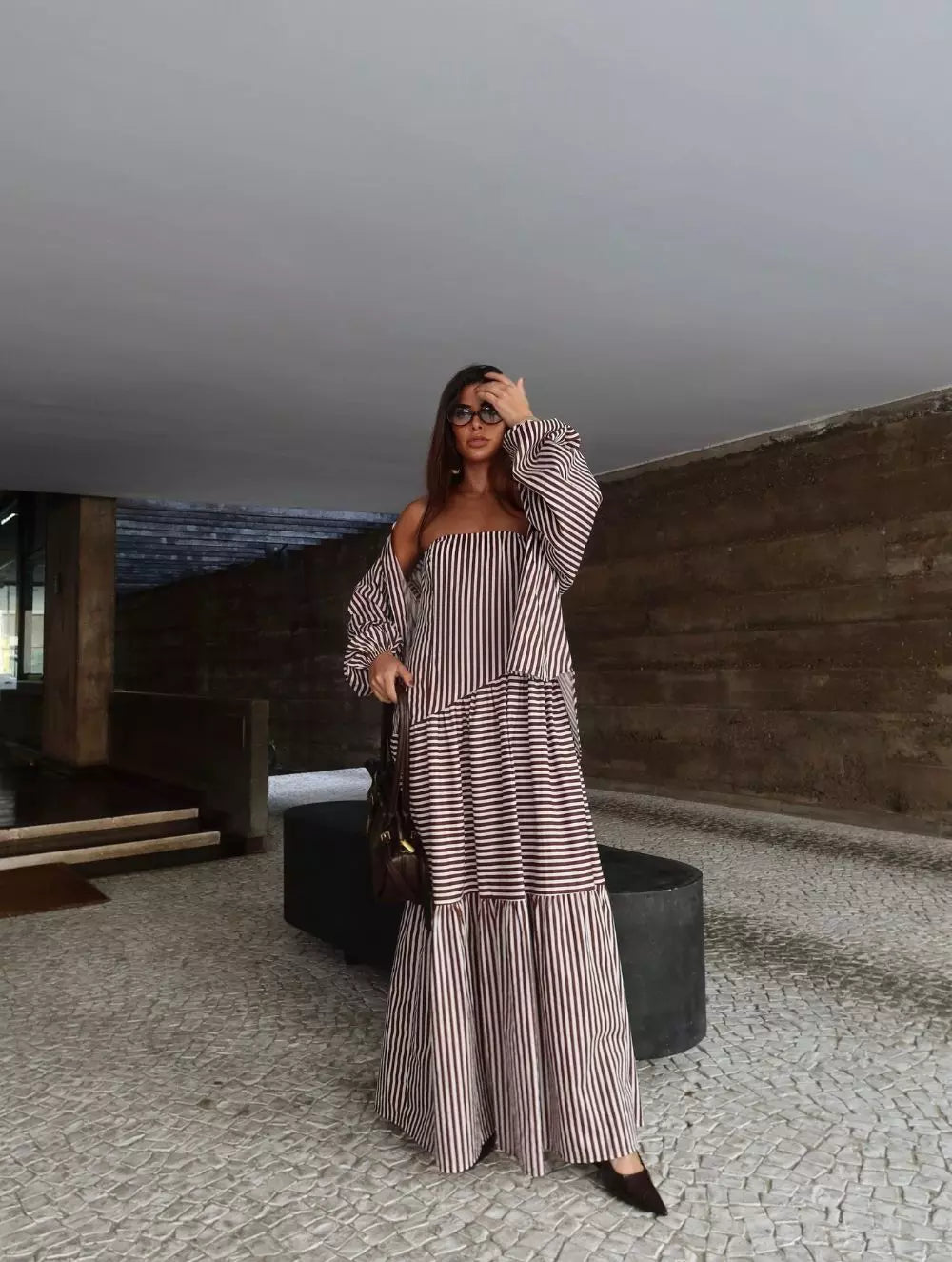 conjunto feminino com vestido longo e camisa ampla em tricoline, visual sofisticado para ocasiões especiais