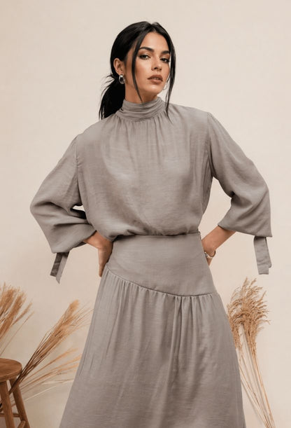 conjunto feminino elegante com manga ampla e gola alta estilo sofisticado contemporâneo