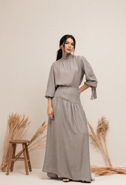 look completo conjunto feminino elegante com saia longa e blusa gola alta caimento leve