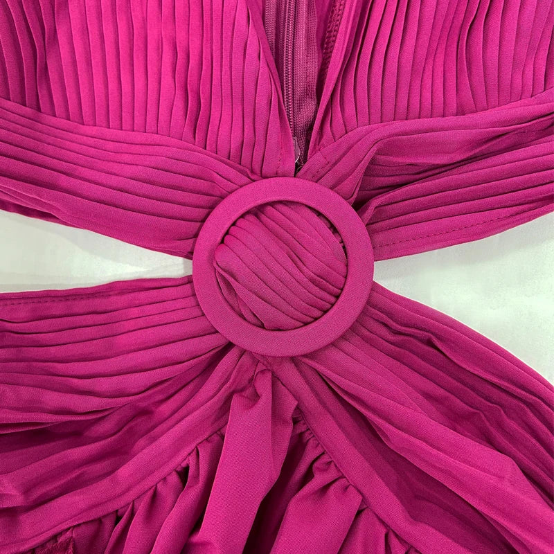 Detalhe do aro central e drapeado sofisticado do Vestido Vellentina, evidenciando o acabamento elegante.