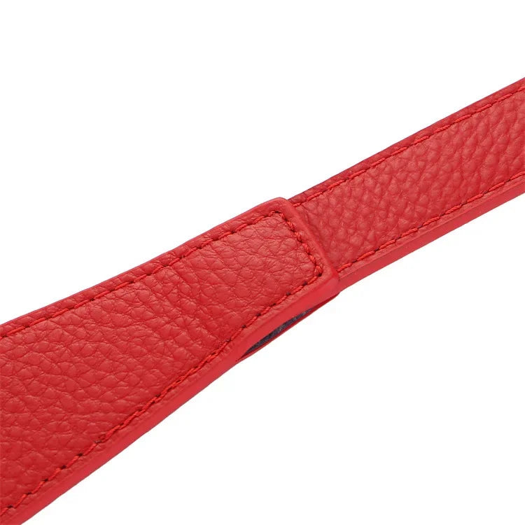 Close da textura do Cinto Dione vermelho com acabamento premium