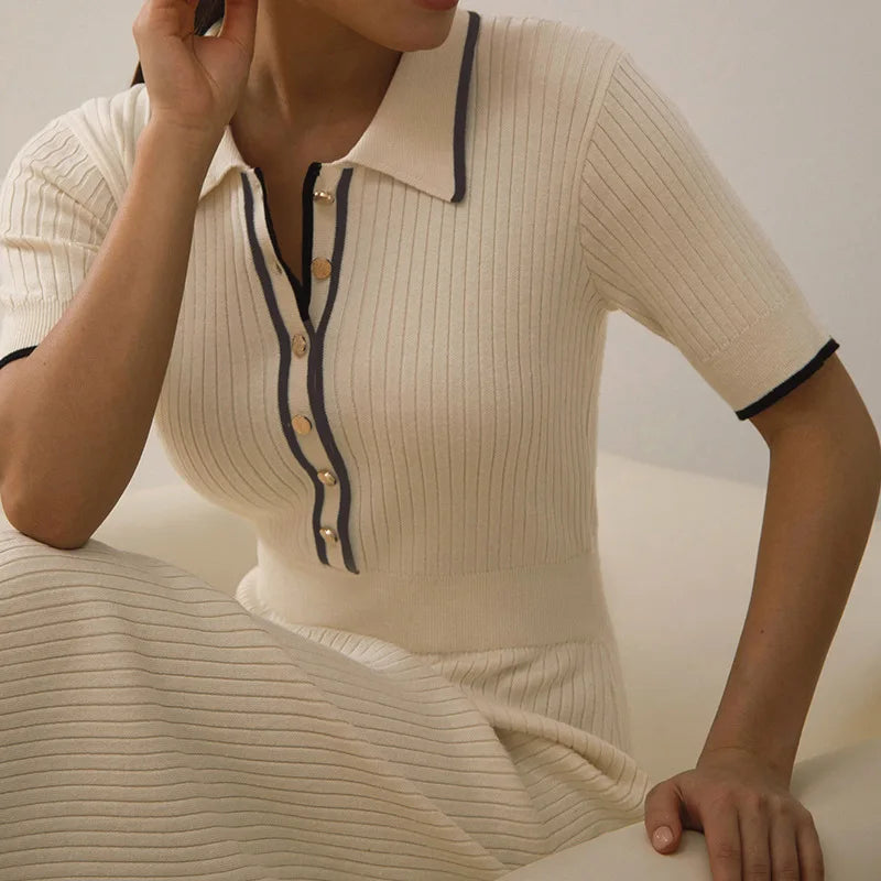 Close da gola polo com botões dourados do vestido off-white em tricot com textura canelada.