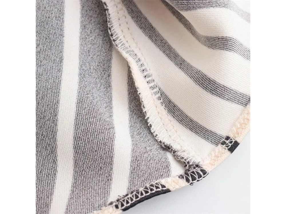 Detalhe do tecido acetinado do Vestido Riviera com listras verticais finas.

