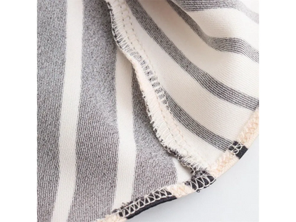 Detalhe do tecido acetinado do Vestido Riviera com listras verticais finas.

