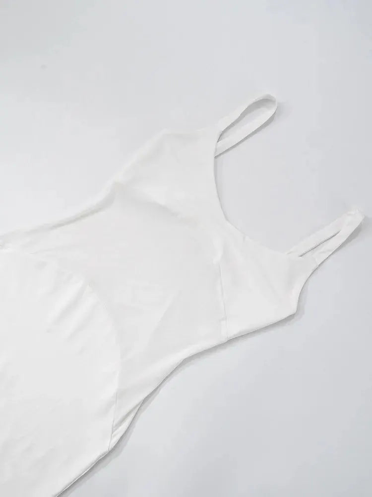 Detalhe do tecido e alças finas do vestido branco com transparência – toque leve e confortável.