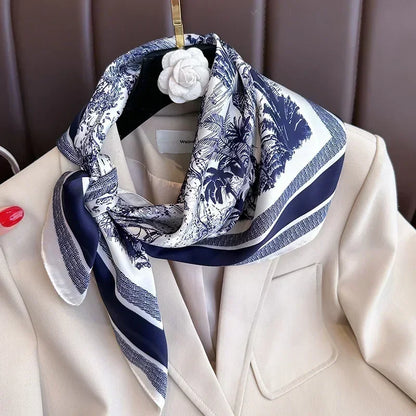 Lenco Versatile Grace com padronagem azul e branca amarrado em blazer claro para look refinado