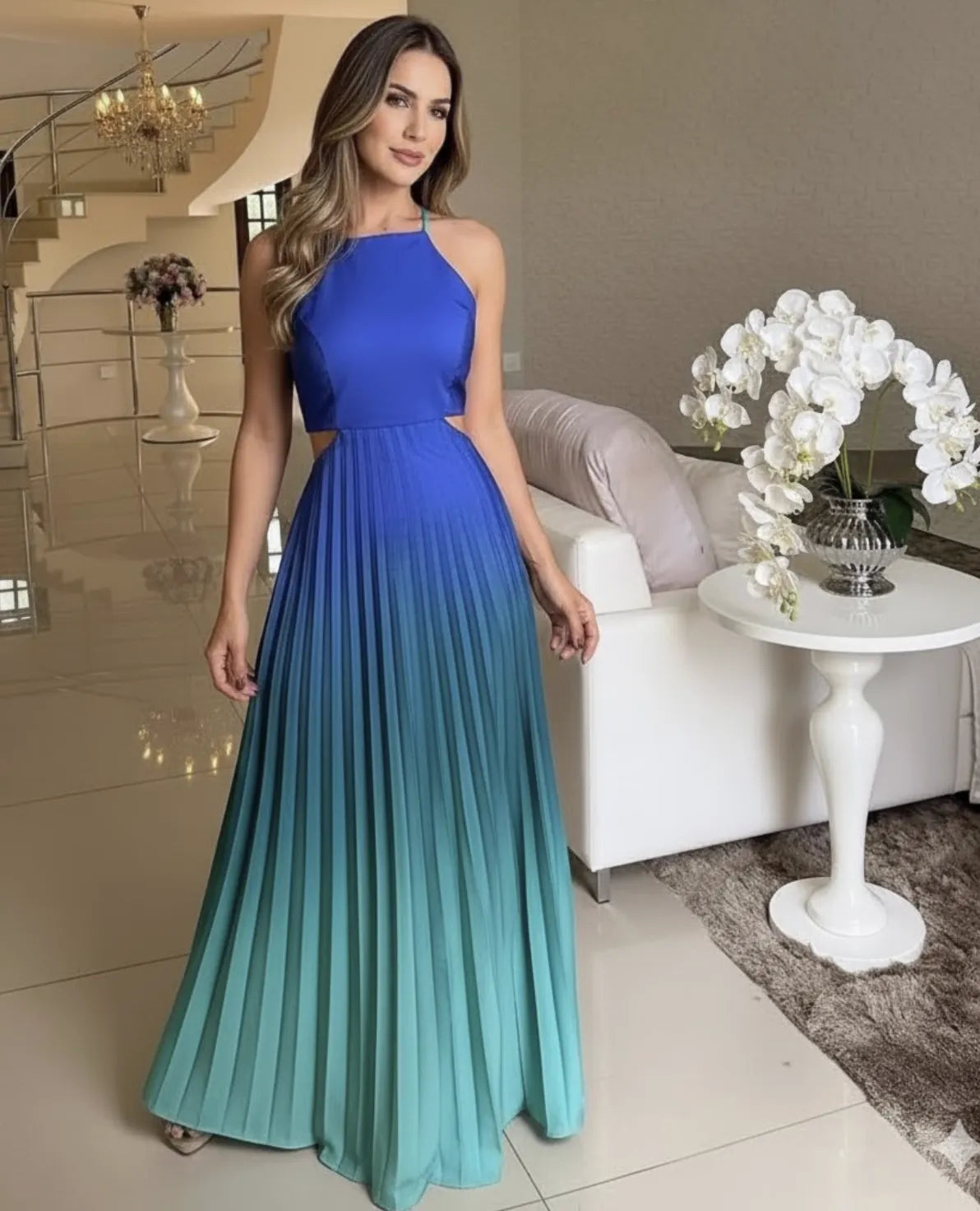 Modelo vestindo o Vestido Ceci da Dress Eleven em degradê azul, plissado refinado e toque de elegância contemporânea.