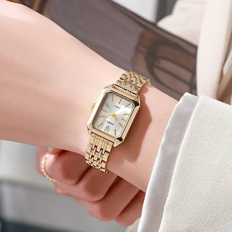 Relógio retangular feminino com mostrador branco e pulseira dourada, clássico e versátil para o dia a dia