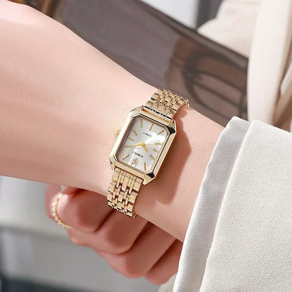 Relógio retangular feminino com mostrador branco e pulseira dourada, clássico e versátil para o dia a dia