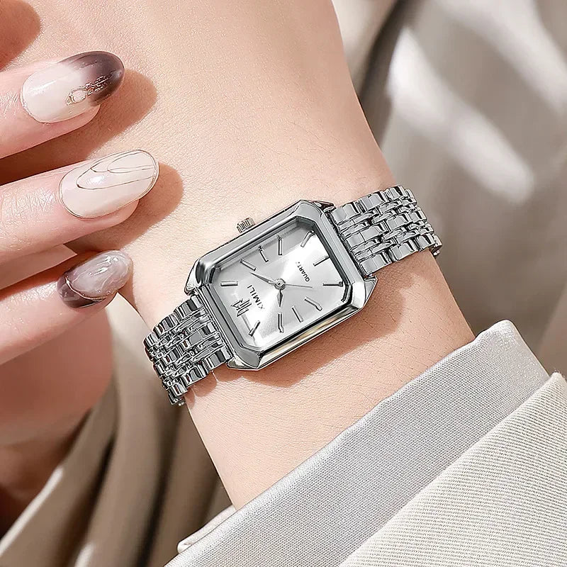 Relógio feminino com mostrador branco e pulseira prata de liga metálica, estilo elegante no pulso