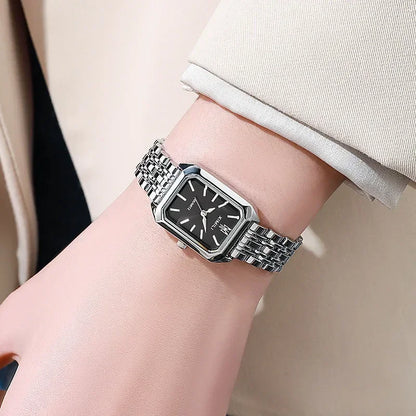 Relógio feminino com mostrador preto e pulseira prata, ideal para composições elegantes e minimalistas

