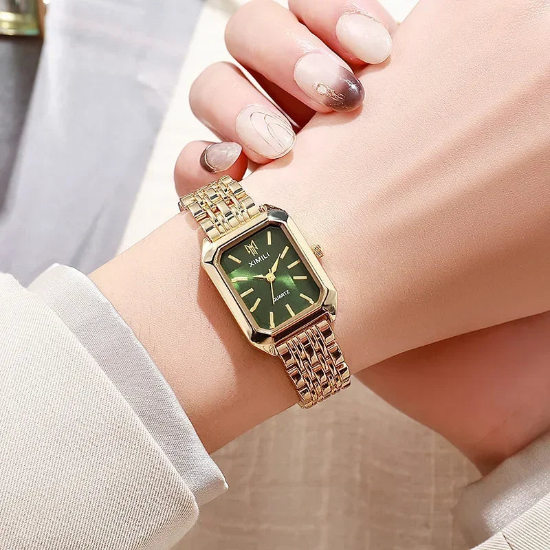 Relógio com mostrador verde escuro e pulseira dourada, acessório moderno com toque de luxo