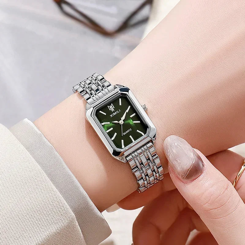Relógio feminino Verona com mostrador verde e pulseira prata, modelo retangular elegante para looks sofisticados