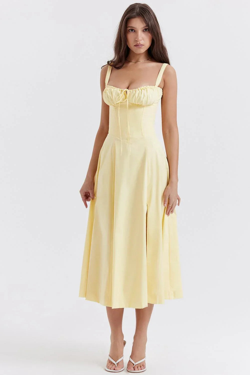 Vestido Emily midi amarelo com busto drapeado, cintura marcada e fenda frontal elegante