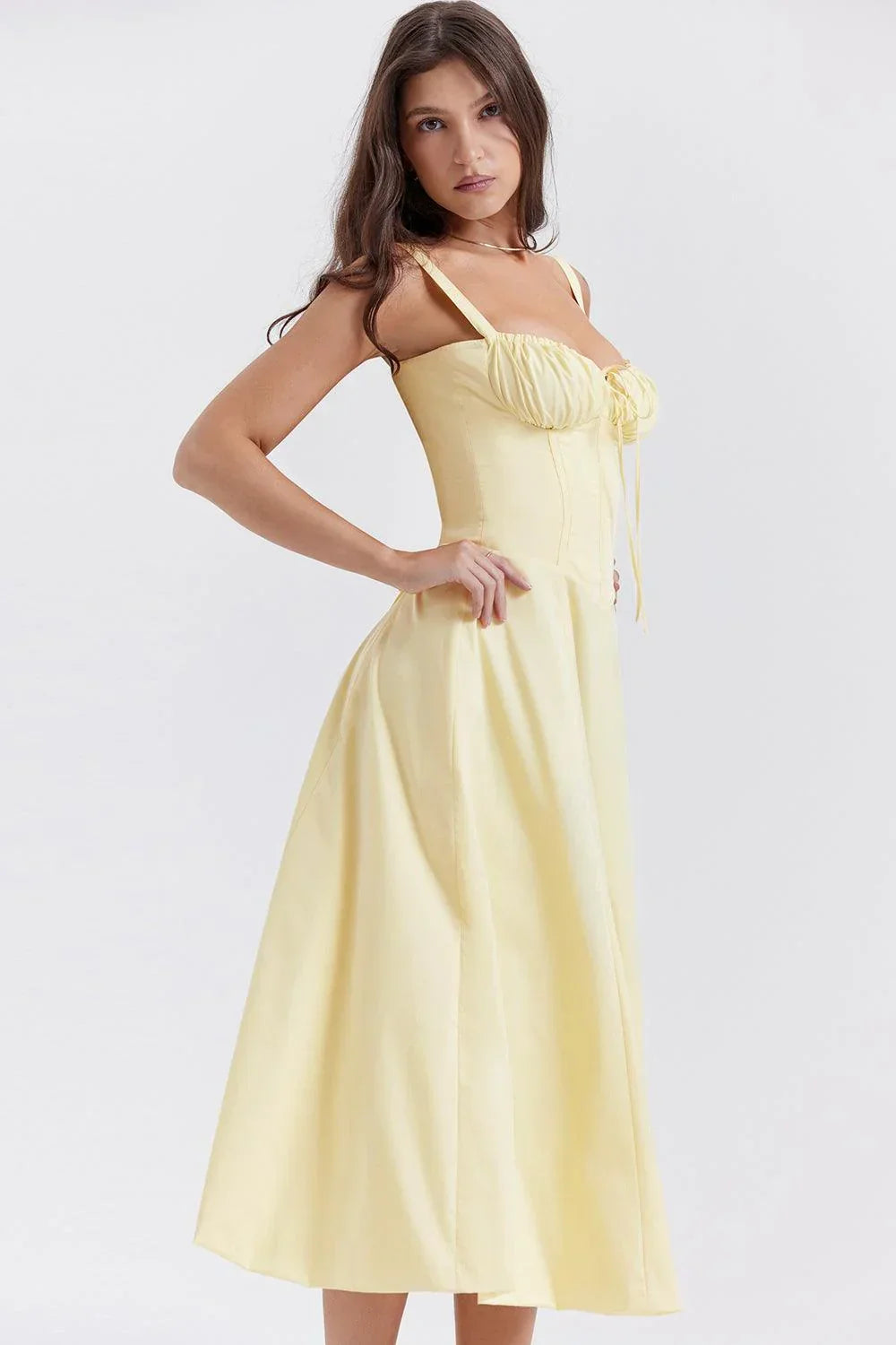 Vestido Emily midi amarelo com detalhe de amarração traseira e cintura marcada