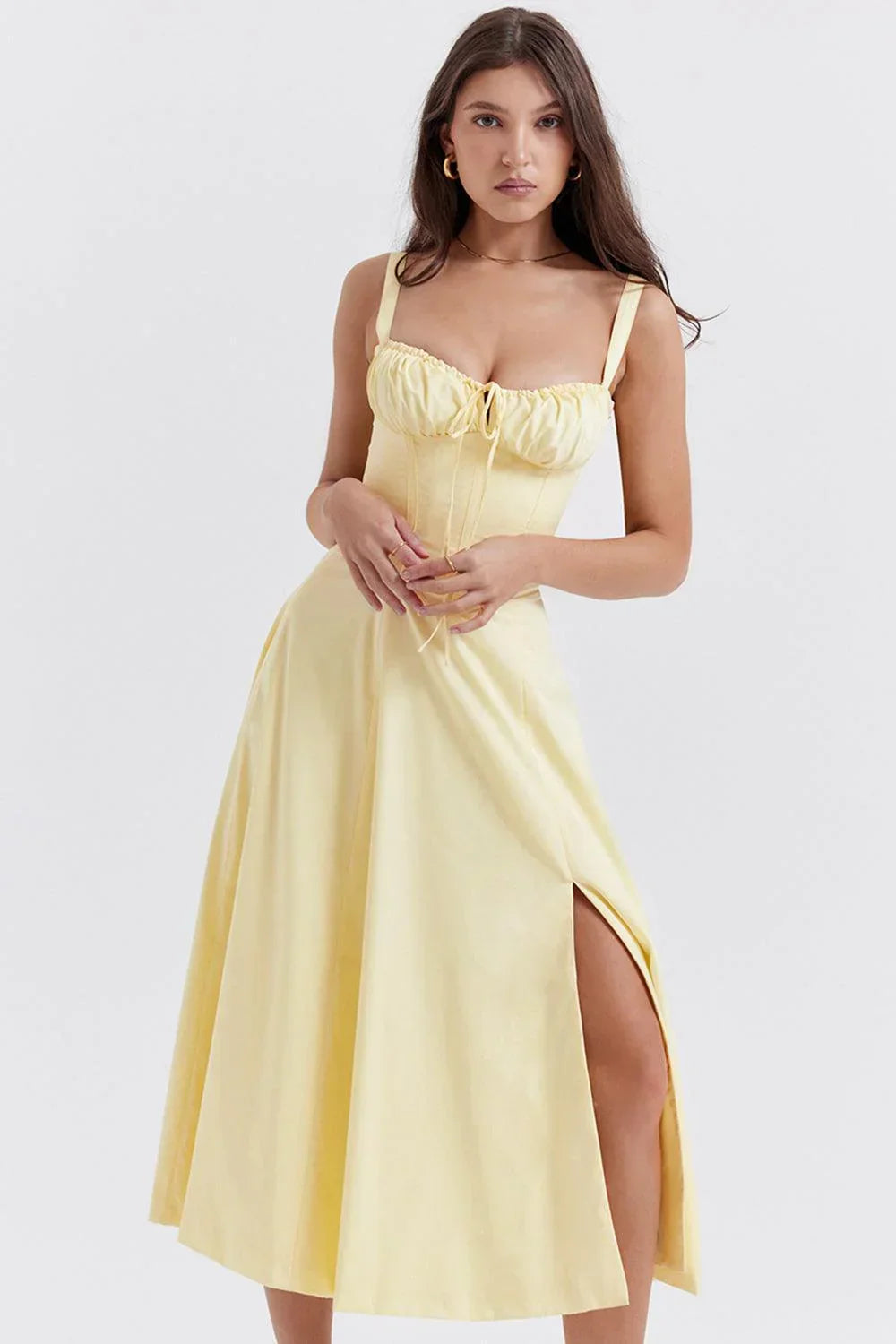 Vestido Emily midi amarelo com cintura estruturada, fenda lateral e alças finas
