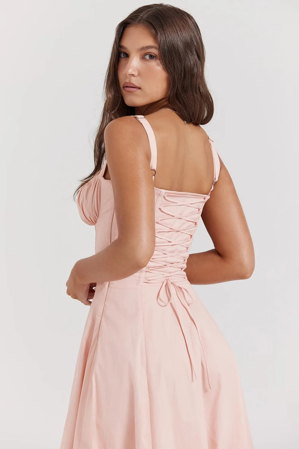 Vestido Valentina midi rosa com detalhe de amarração traseira e caimento fluido