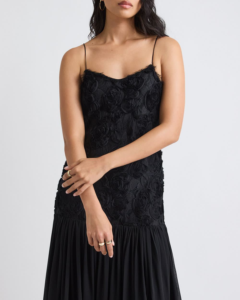Detalhe frontal do Vestido Ágata preto mostrando busto com flores bordadas em 3D e cintura baixa tendência.