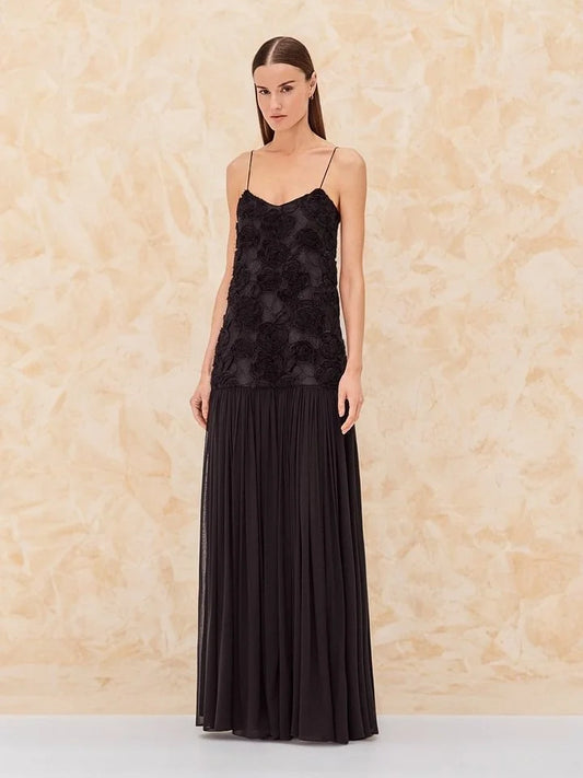 Vestido Ágata longo preto com busto bordado em flores 3D e saia plissada em cintura baixa, vista frontal.