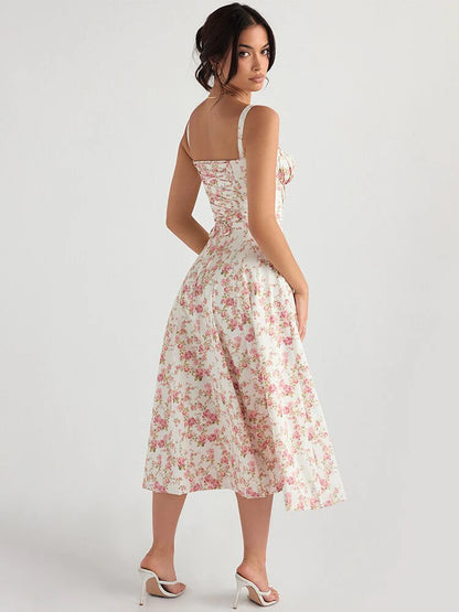 Vestido Amanda midi floral visto de costas, com alças finas e amarração ajustável que valoriza a silhueta.