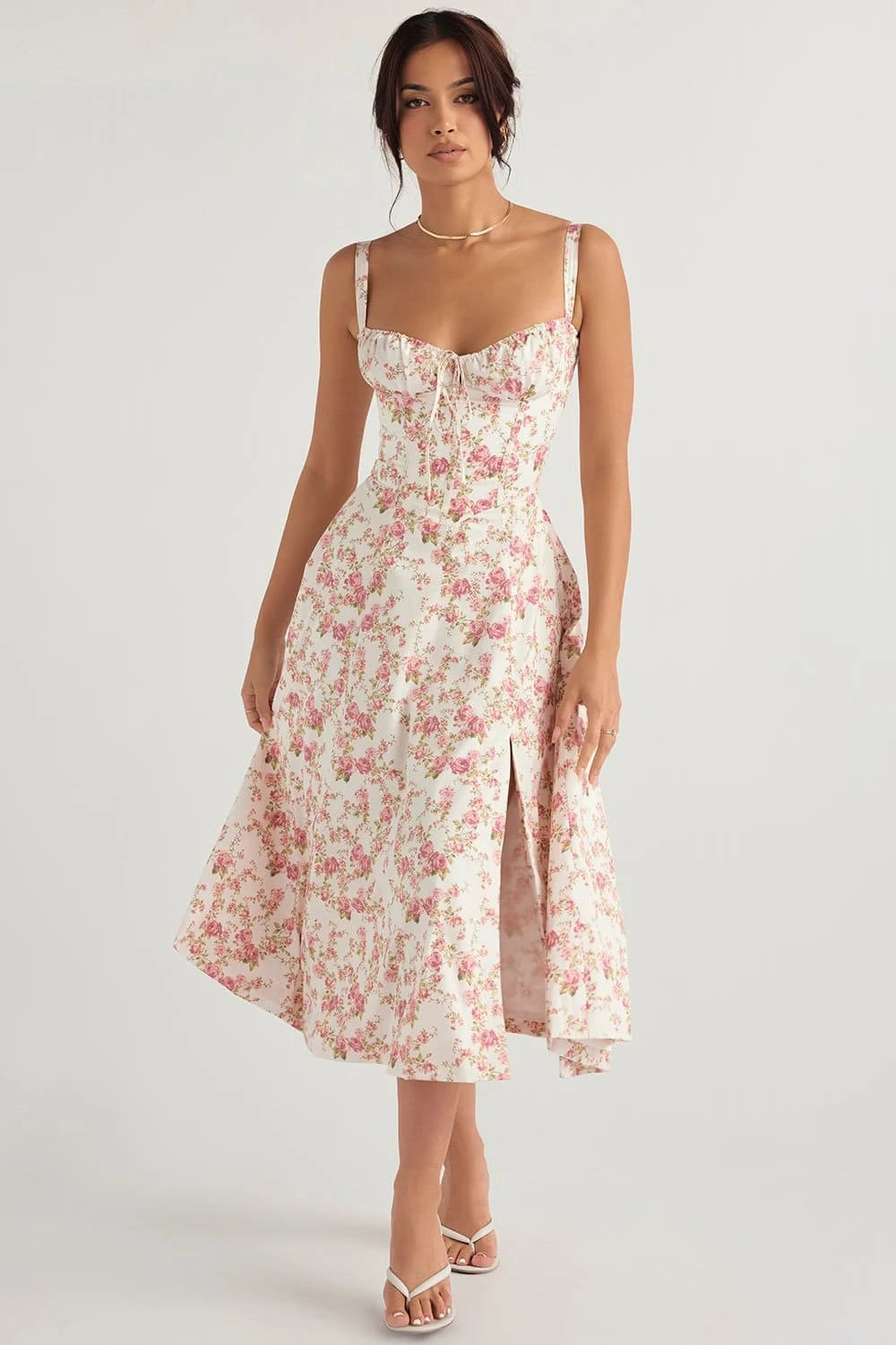 Modelo usando o Vestido Amanda midi floral, vista frontal destacando busto drapeado e fenda discreta.