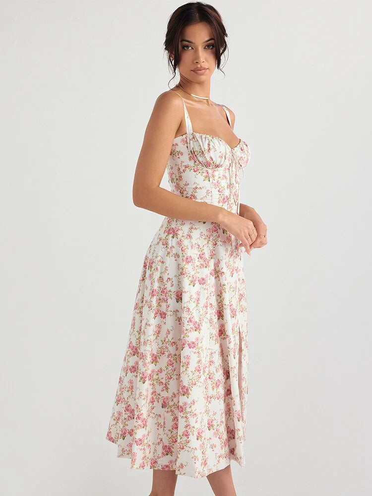 Modelo usando o Vestido Amanda midi floral, vista lateral destacando o caimento fluido e a cintura afinada.