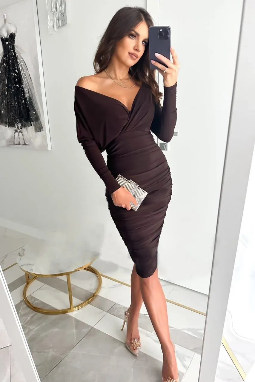 Vestido Anahí midi marrom com decote elegante e mangas longas, modelagem ajustada ao corpo.