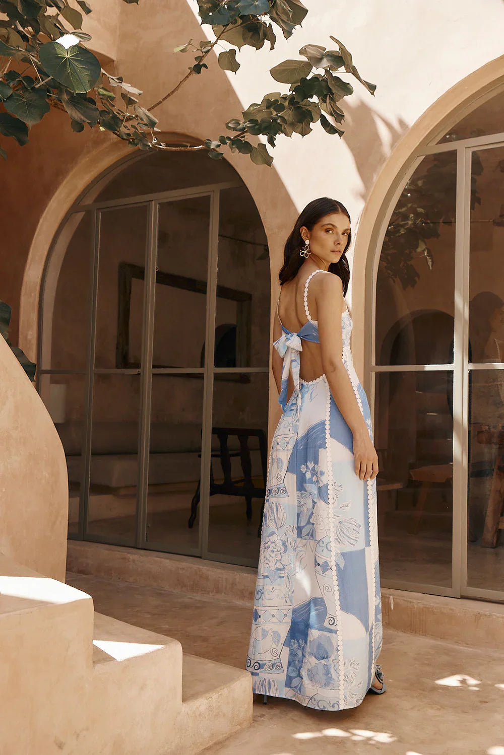 Vestido Anne longo estampado em linho com laço posterior, design sofisticado e elegante