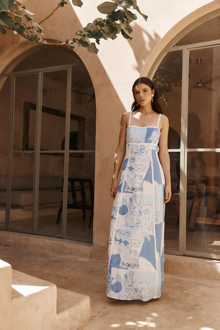 Vestido Anne longo em linho estampado visto de frente, modelagem fluida e decote reto com alças finas
