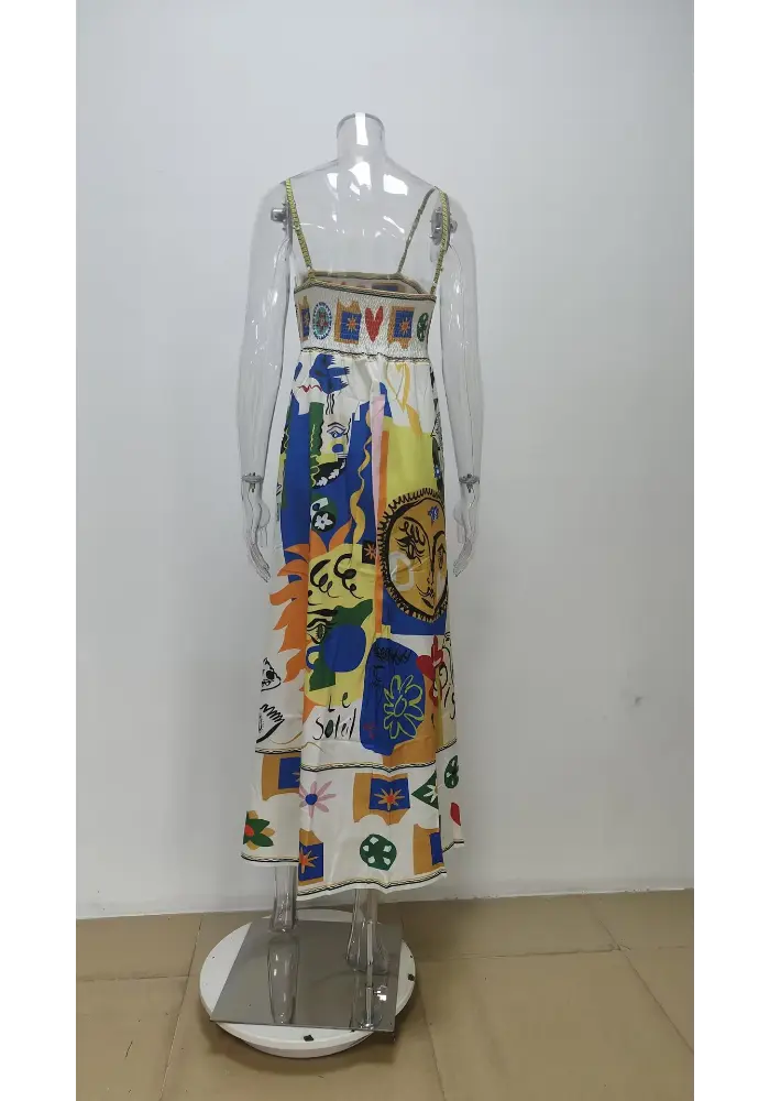 Parte de trás do Vestido Aquarela exibida em manequim com estampa artística e acabamento fino

