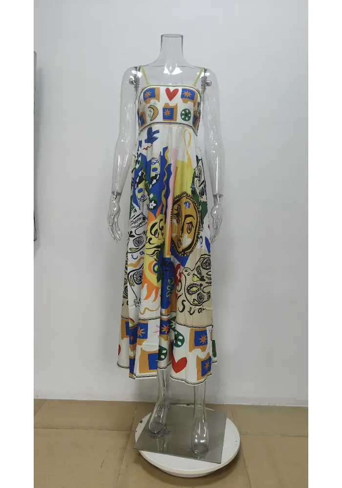 Vestido Aquarela exposto em manequim com estampa estilo graffiti e modelagem longa

