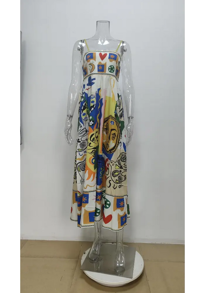 Vestido Aquarela exposto em manequim com estampa estilo graffiti e modelagem longa

